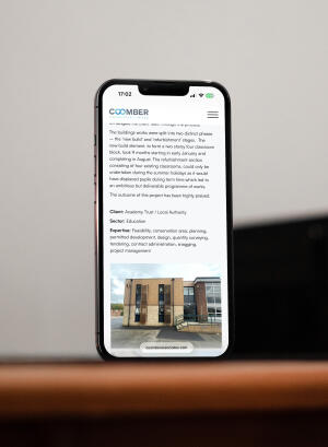 mockuuups iphone 13 pro mockup on table